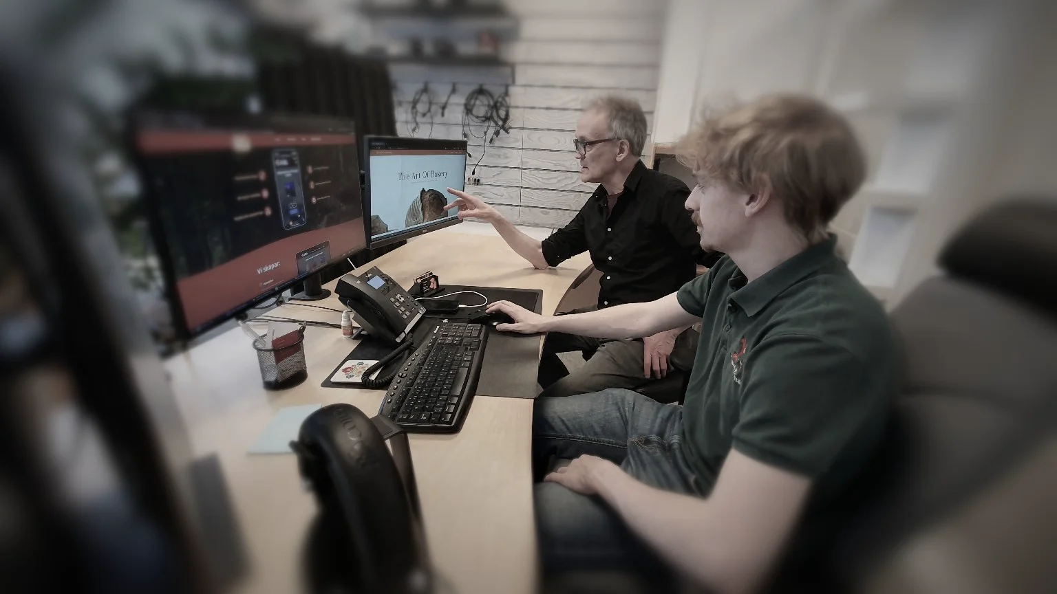 Dalwebb-teamet arbetar tillsammans vid skärmen