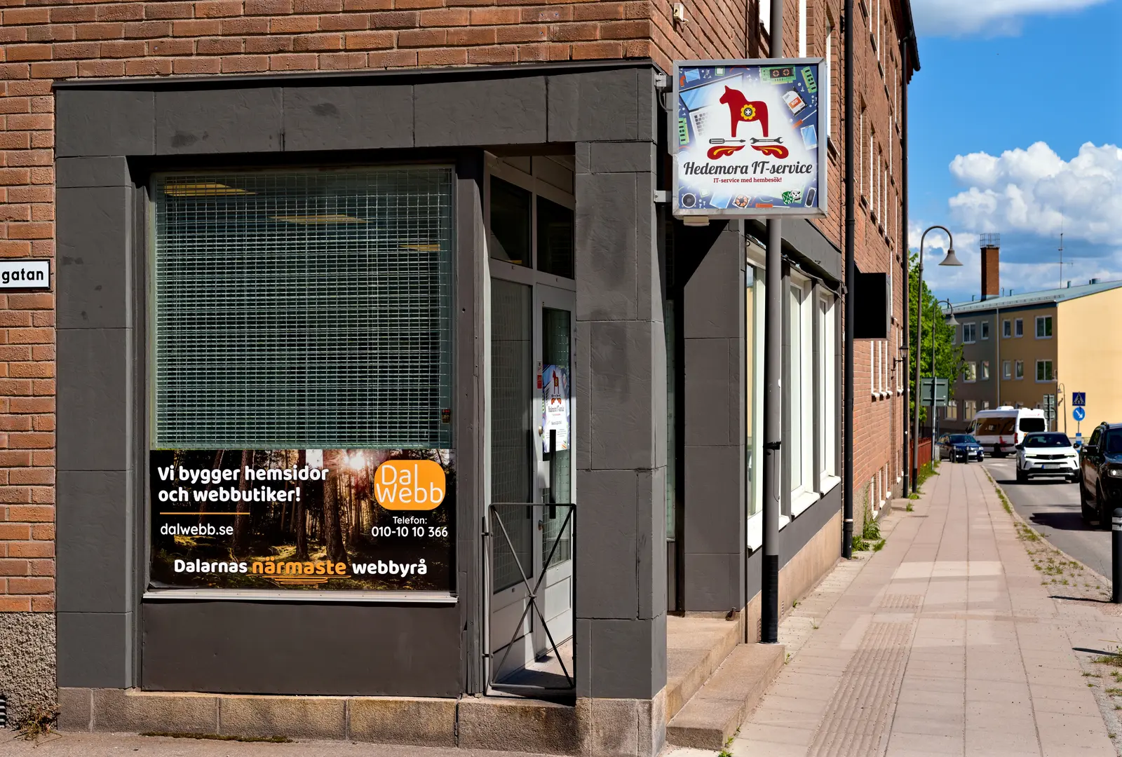 Dalwebbs kontor på Gussarvsgatan 11 i Hedemora med skyltfönstret "Vi bygger hemsidor och webbutiker"